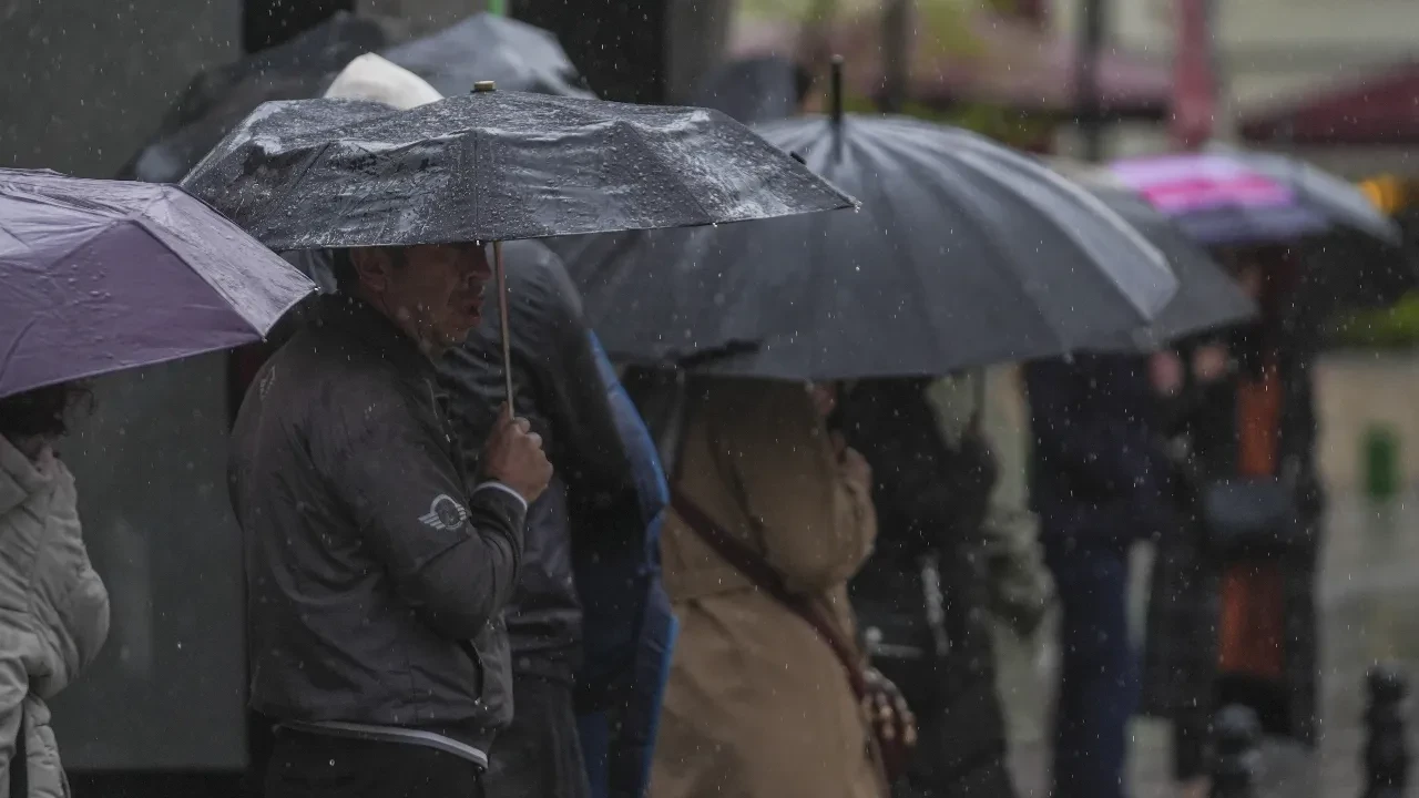 Hafta sonu plan yapanlar dikkat! Meteoroloji'den kuvvetli yağış ve fırtına uyarısı