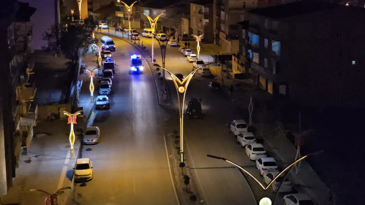 Hakkari’de 2 araç kafa kafaya çarpıştı: Çok sayıda yaralı var! 