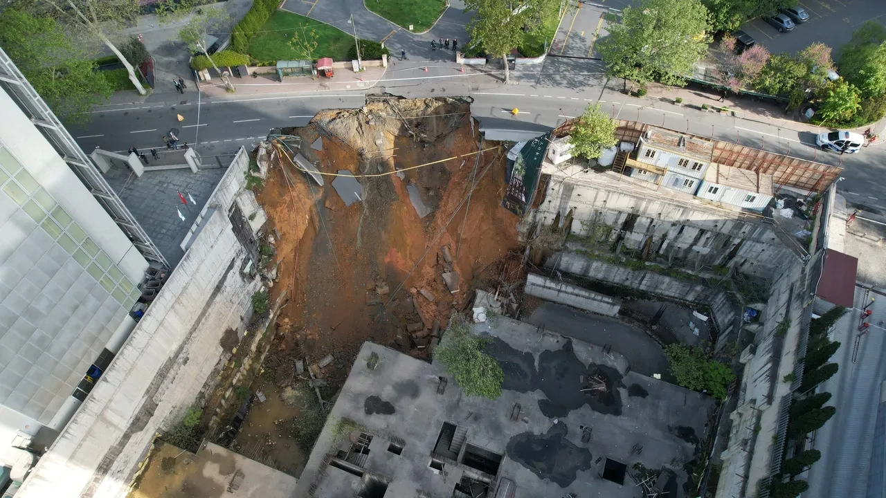 İstanbul Sarıyer'de yol çöktü! Eski Büyükdere Caddesi trafiğe kapatıldı