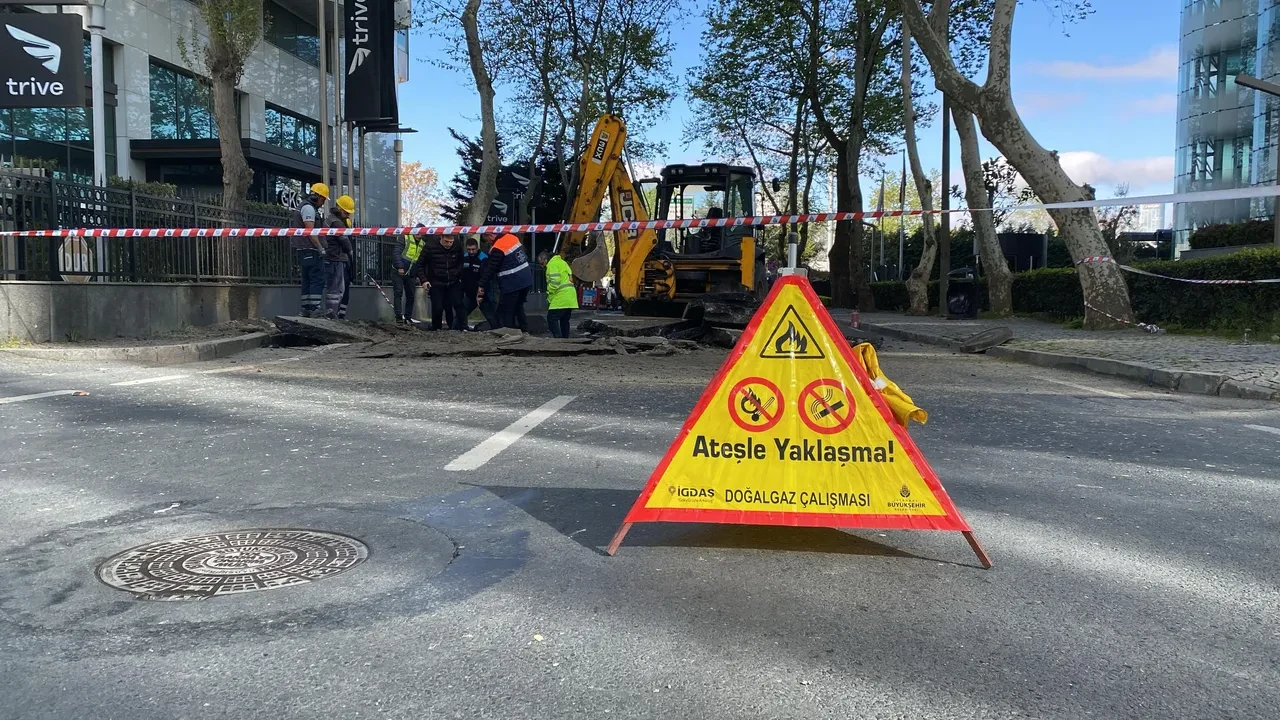 İstanbul Sarıyer'de yol çöktü! Eski Büyükdere Caddesi trafiğe kapatıldı