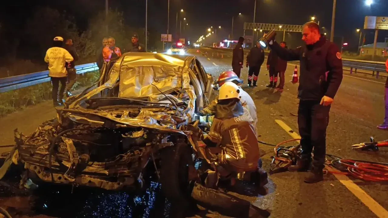 Otomobil kamyonun altına girdi, hurdaya dönen araçtan sağ çıktı!