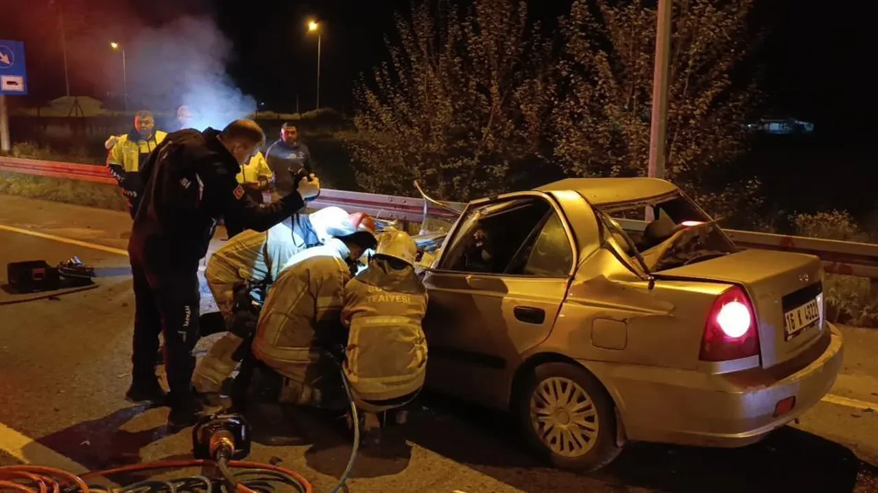 Otomobil kamyonun altına girdi, hurdaya dönen araçtan sağ çıktı!