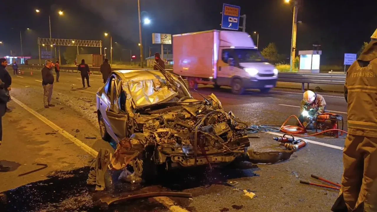 Otomobil kamyonun altına girdi, hurdaya dönen araçtan sağ çıktı!