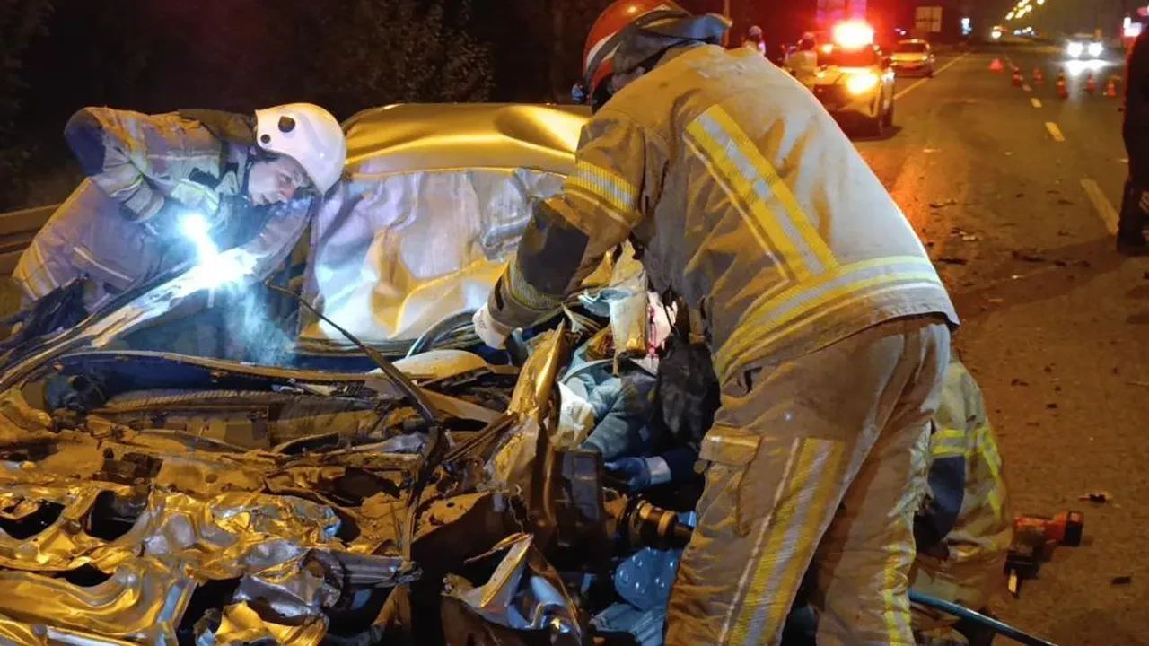 Otomobil kamyonun altına girdi, hurdaya dönen araçtan sağ çıktı!