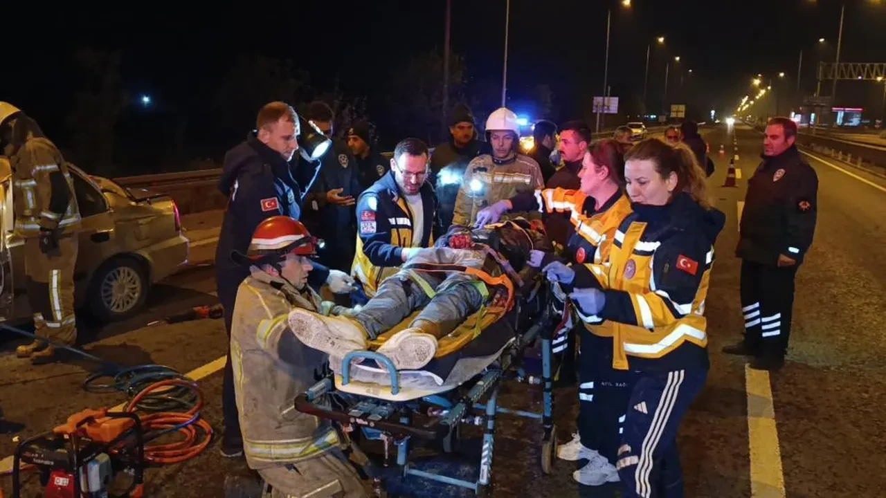 Otomobil kamyonun altına girdi, hurdaya dönen araçtan sağ çıktı!