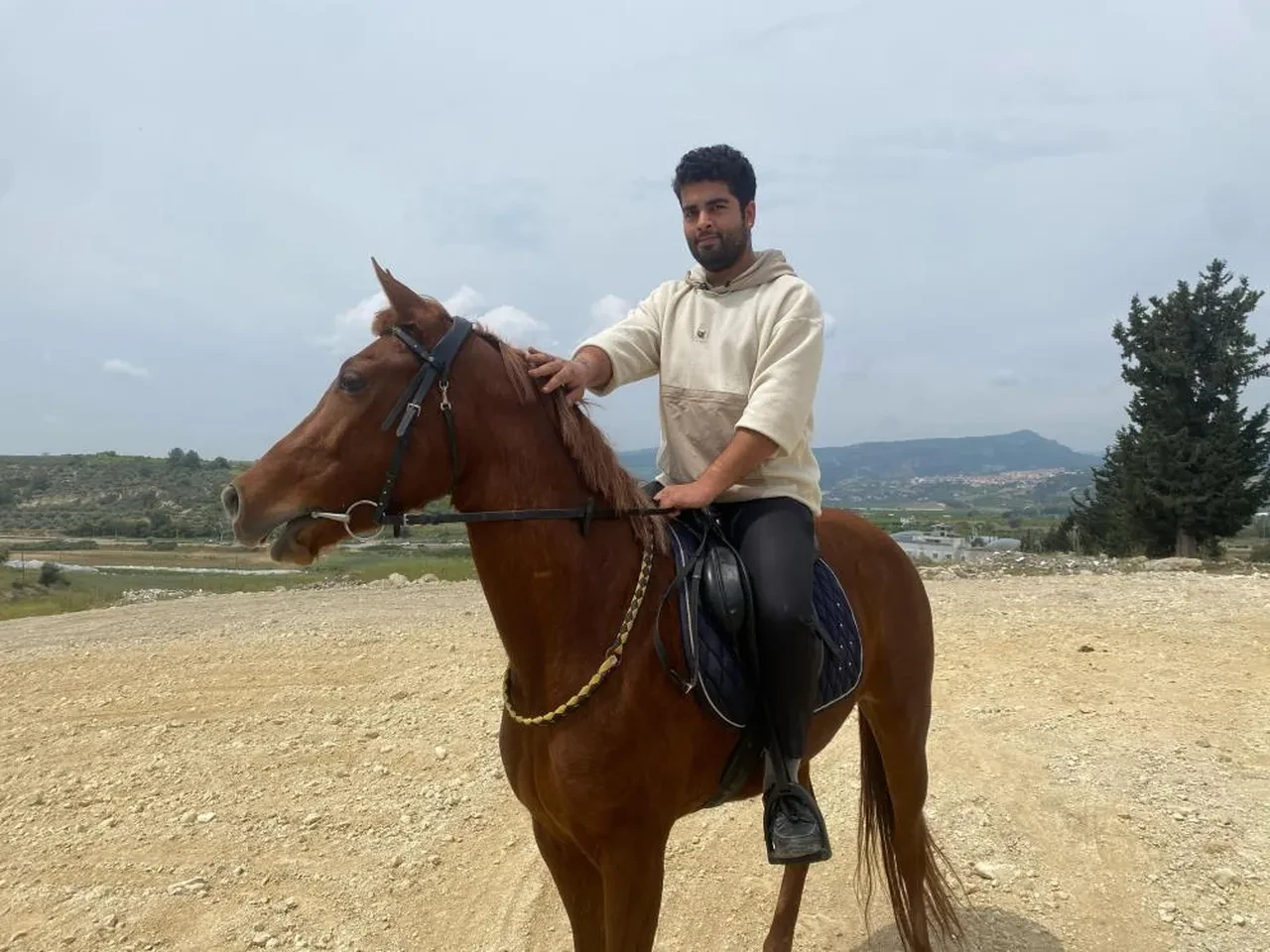 Şaka gibi olay! Alkollü ata binip markete gitti, cezayı yedi 