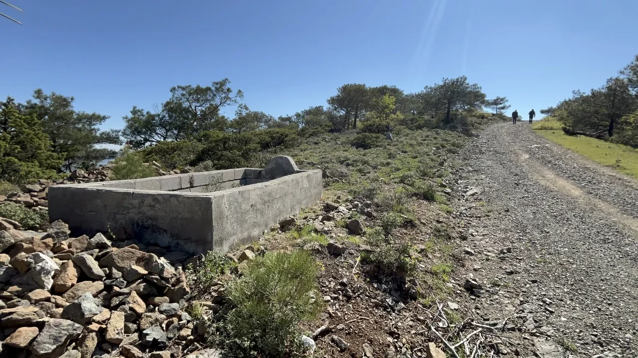 Şehirde vatandaşları hayrete düşüren manzara! Yalnız ve gizemli haliyle yıllardır orada duruyor
