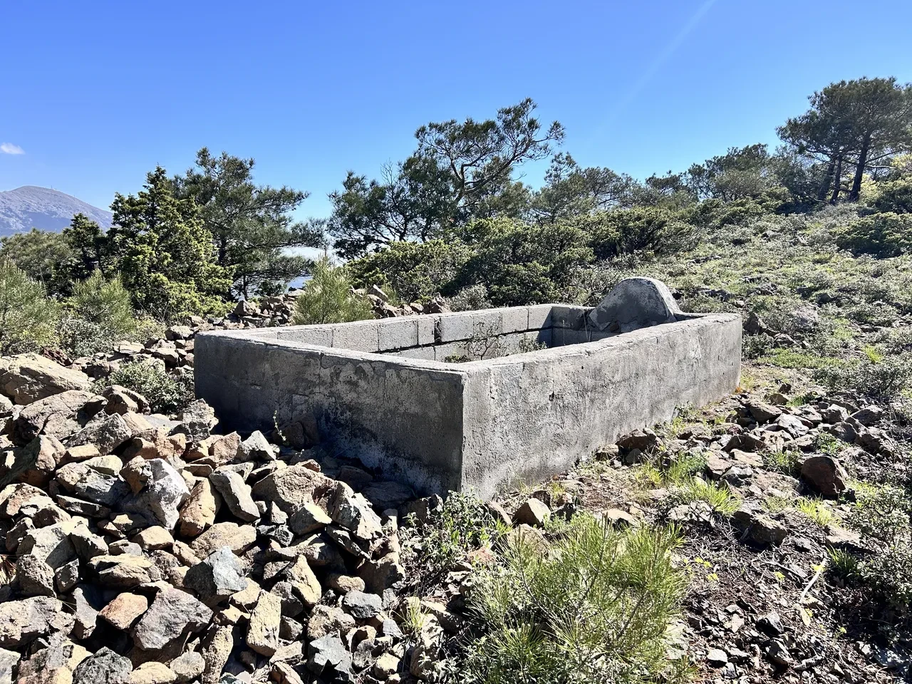 Şehirde vatandaşları hayrete düşüren manzara! Yalnız ve gizemli haliyle yıllardır orada duruyor