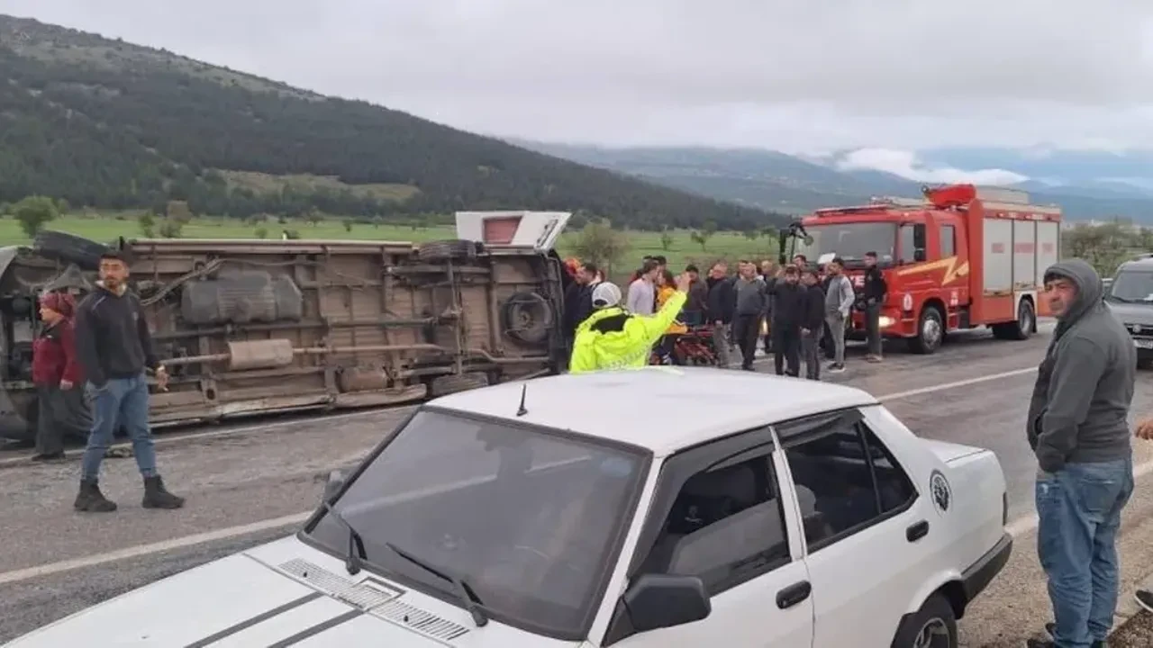 Tekstil işçilerini taşıyan minibüs otomobille çarpıştı: 13 yaralı