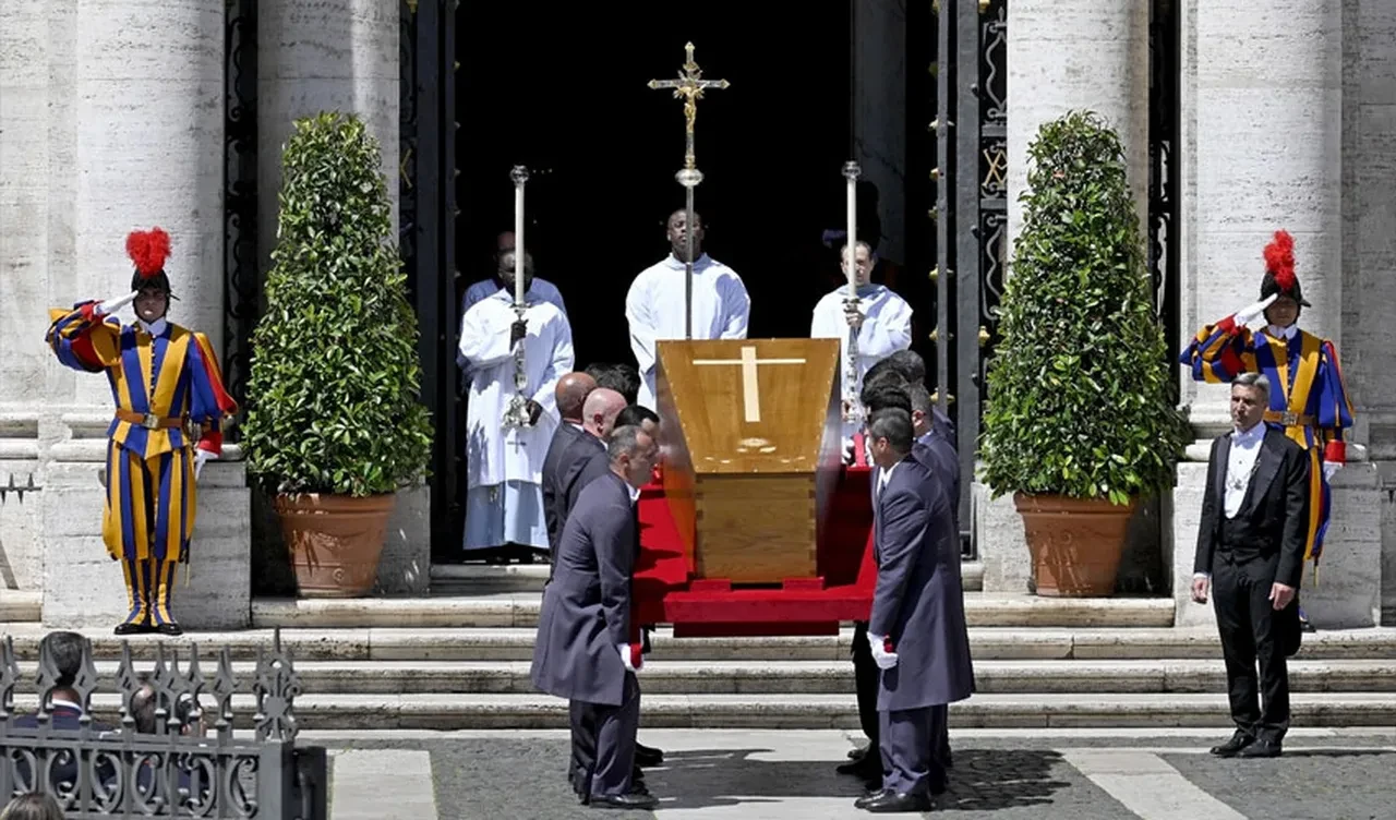 Trump, Vatikan'ı küplere bindirecek! Kendini 'papa' ilan etti