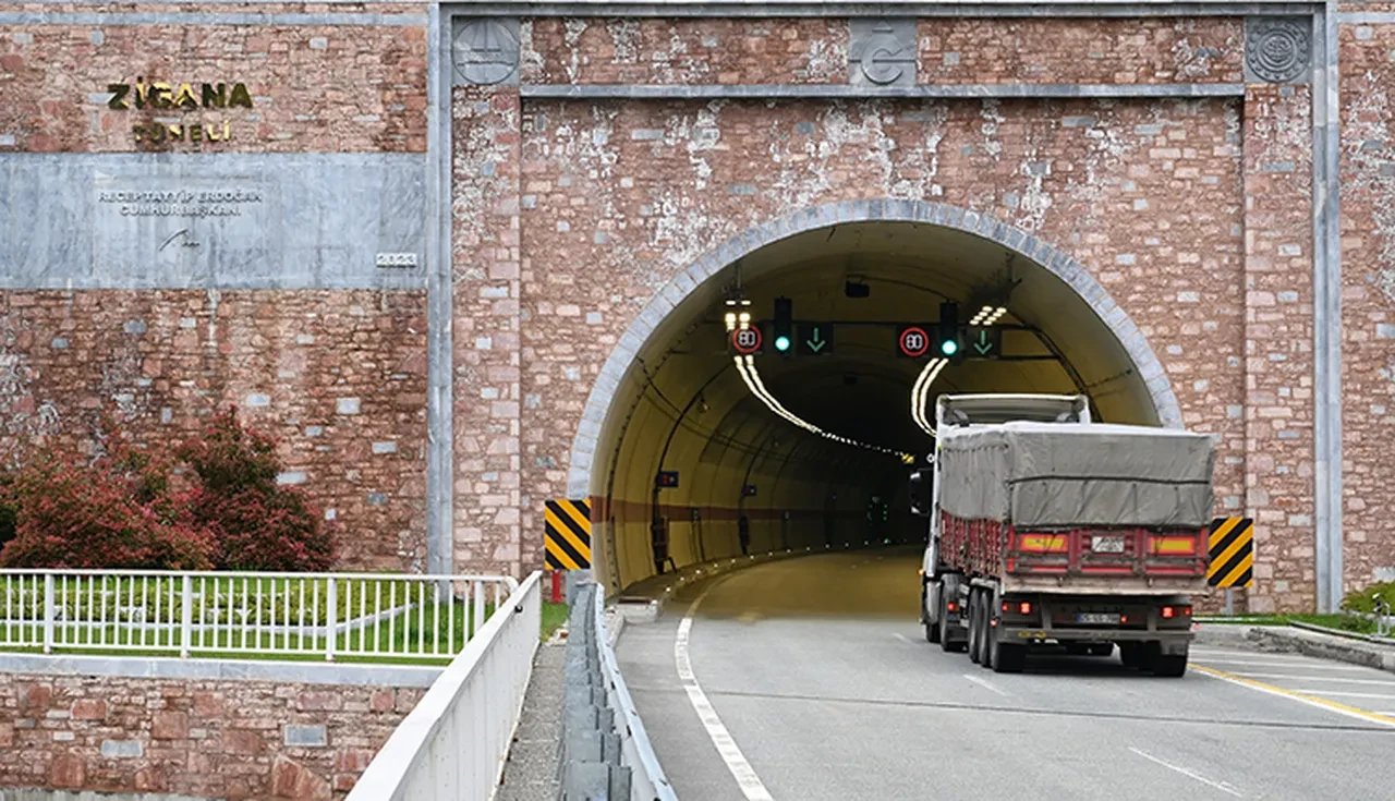 Yeni Zigana Tüneli'nden 2 yılda 3 milyon 490 bin araç geçti