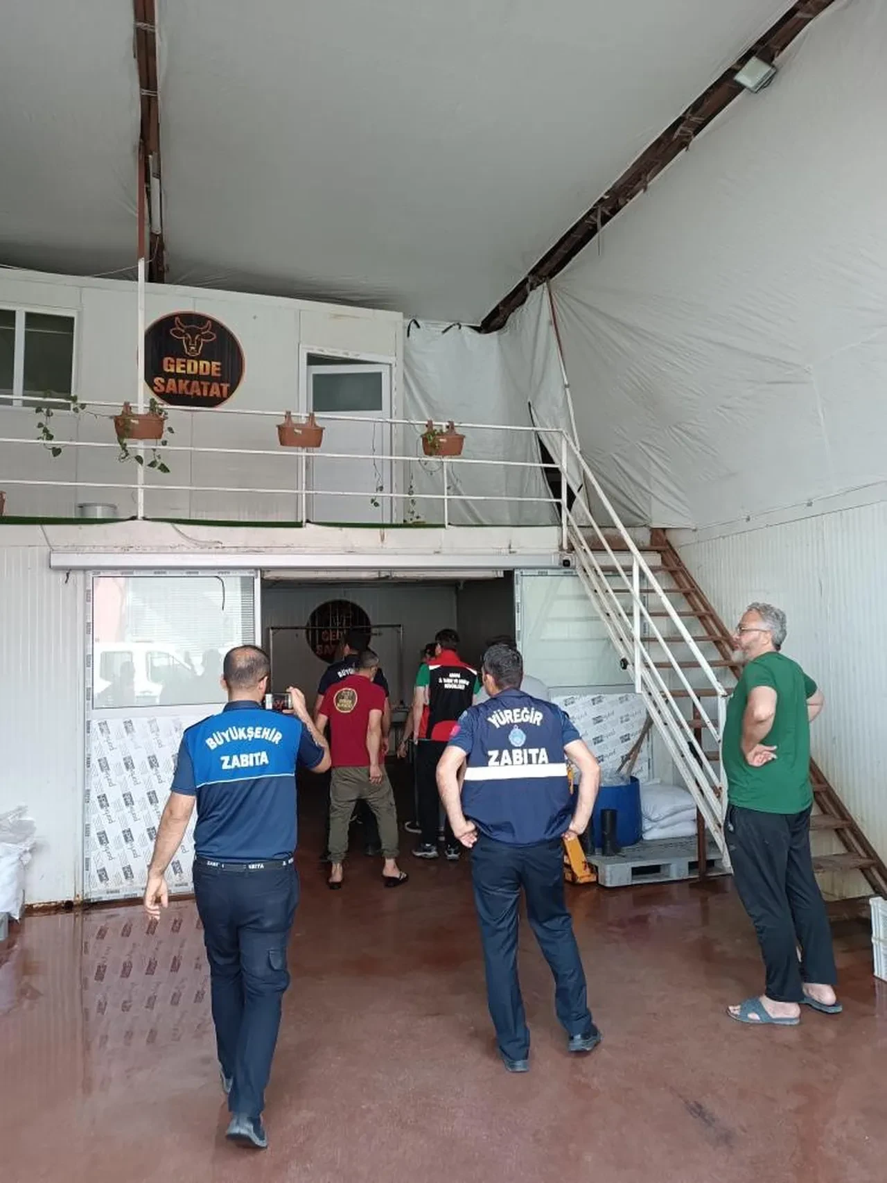 Adana'da mide bulandıran görüntüler! Tam 2.5 ton at etini vatandaşa yedireceklerdi