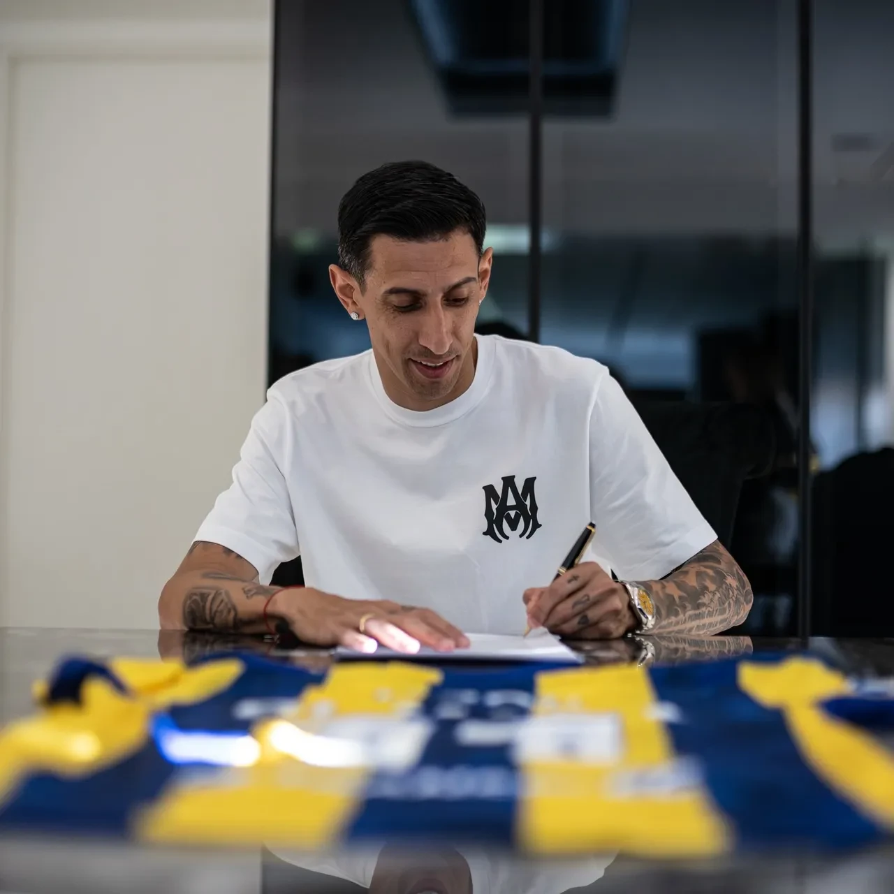 Angel Di Maria imzayı attı! Sarı lacivertli formayı giydi