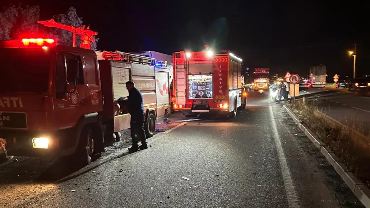 Balıkesir'de feci kaza: 4 araç birbirine girdi, 5 kişi yaralandı
