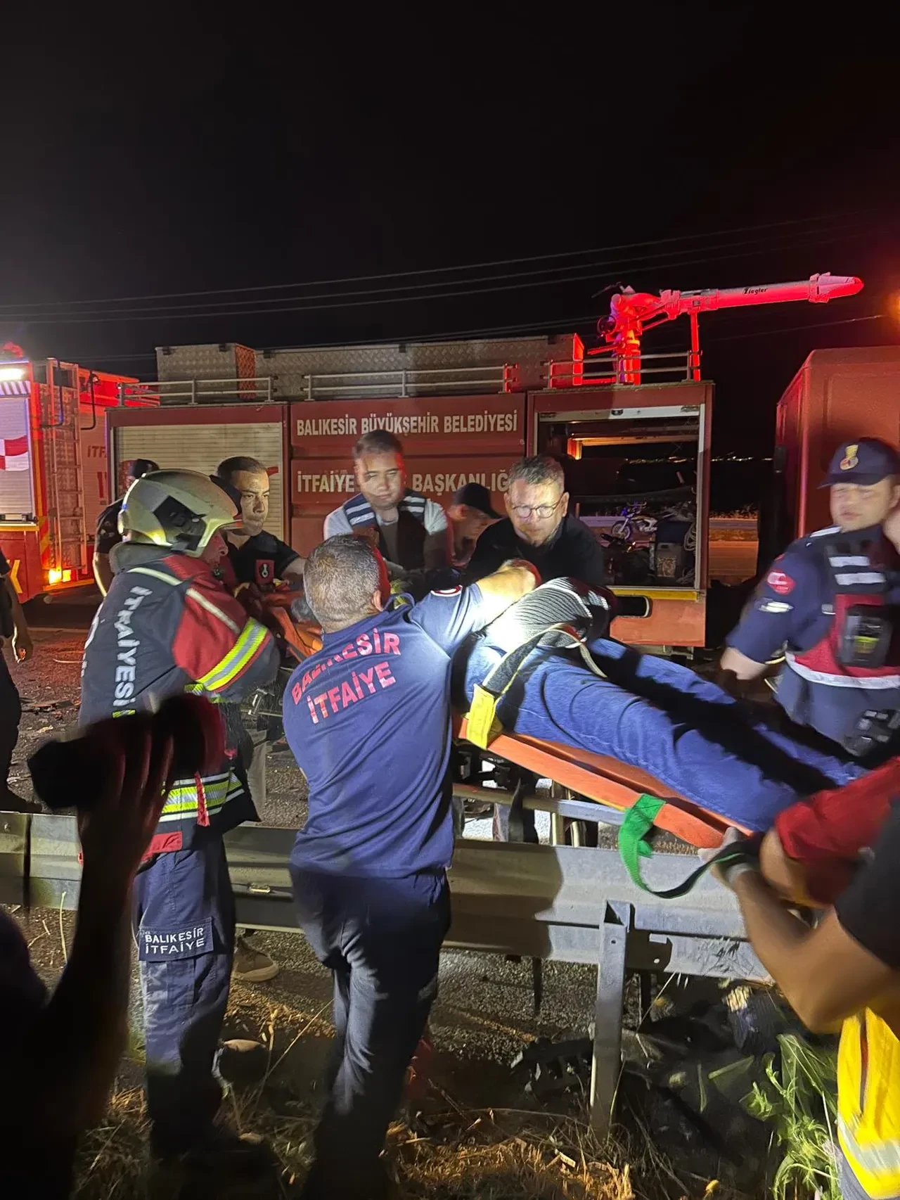 Balıkesir'de feci kaza: 4 araç birbirine girdi, 5 kişi yaralandı