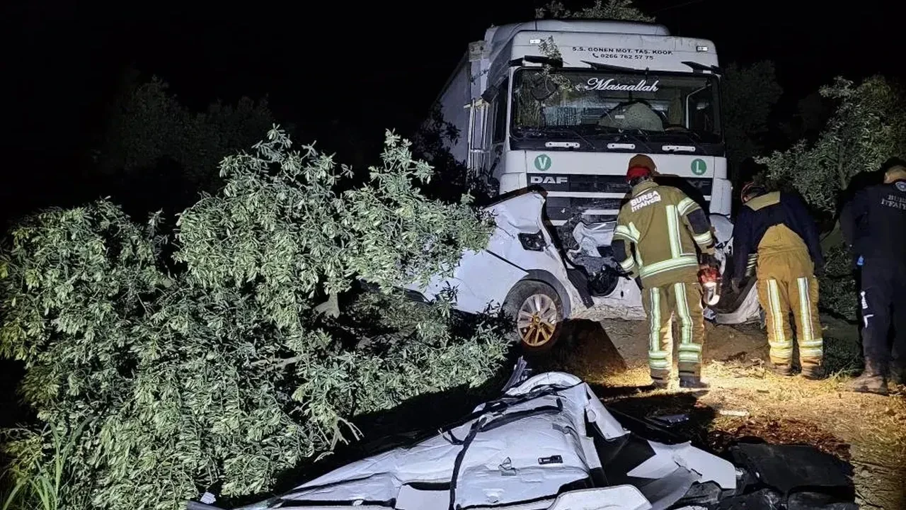Bursa’da tır otomobili biçip zeytinliğe daldı, 1 kişi hayatını kaybetti