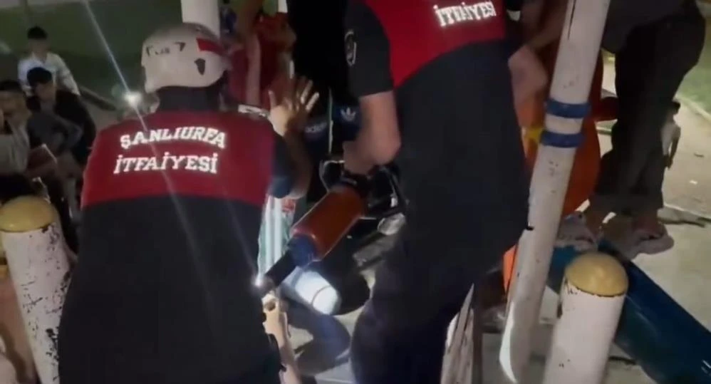 Şanlıurfa’da parkta ayağı sıkışan çocuk itfaiye tarafından kurtarıldı