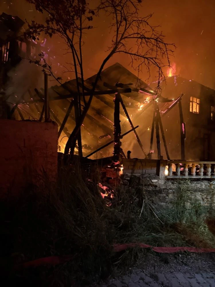 Taraklı’da geceyi alevler aydınlattı! Samanlık yangını eve sıçradı