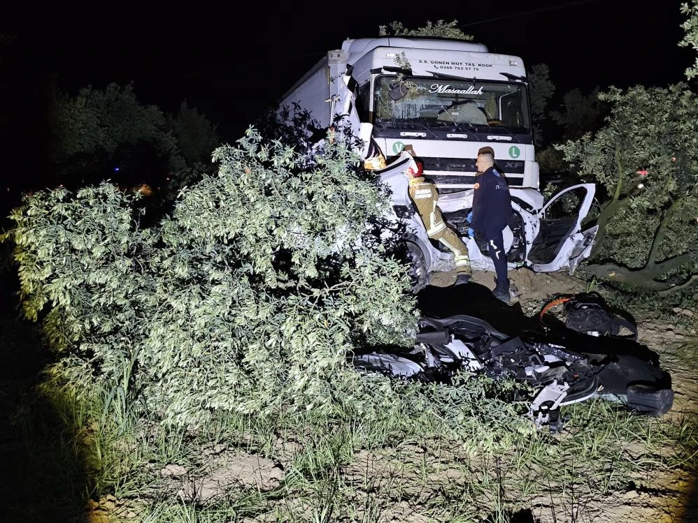 Bursa’da tır otomobili biçip zeytinliğe daldı, 1 kişi hayatını kaybetti