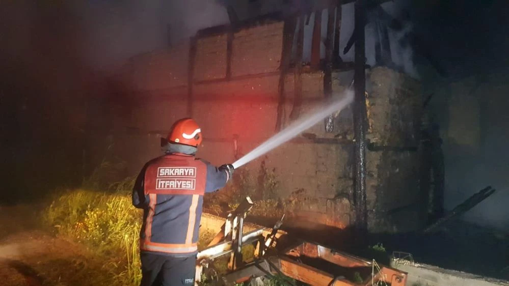 Taraklı’da geceyi alevler aydınlattı! Samanlık yangını eve sıçradı