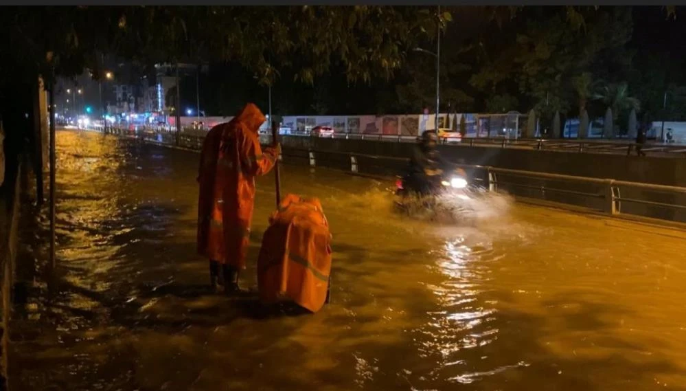 Osmaniye’de sağanak ve yıldırım şoku! Caddeler göle döndü