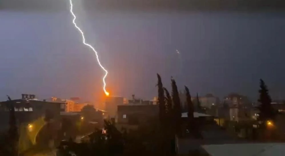 Osmaniye’de sağanak ve yıldırım şoku! Caddeler göle döndü