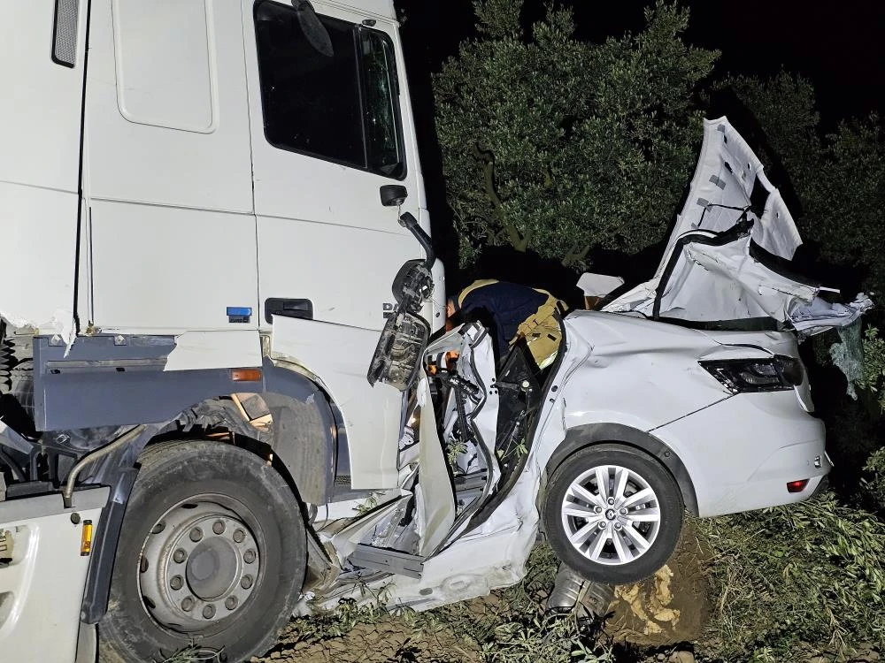 Bursa’da tır otomobili biçip zeytinliğe daldı, 1 kişi hayatını kaybetti