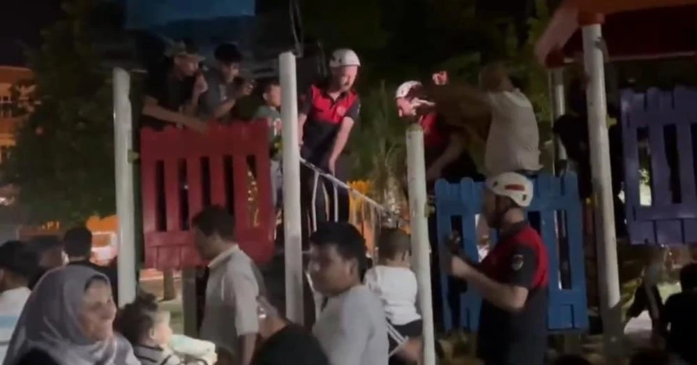 Şanlıurfa’da parkta ayağı sıkışan çocuk itfaiye tarafından kurtarıldı