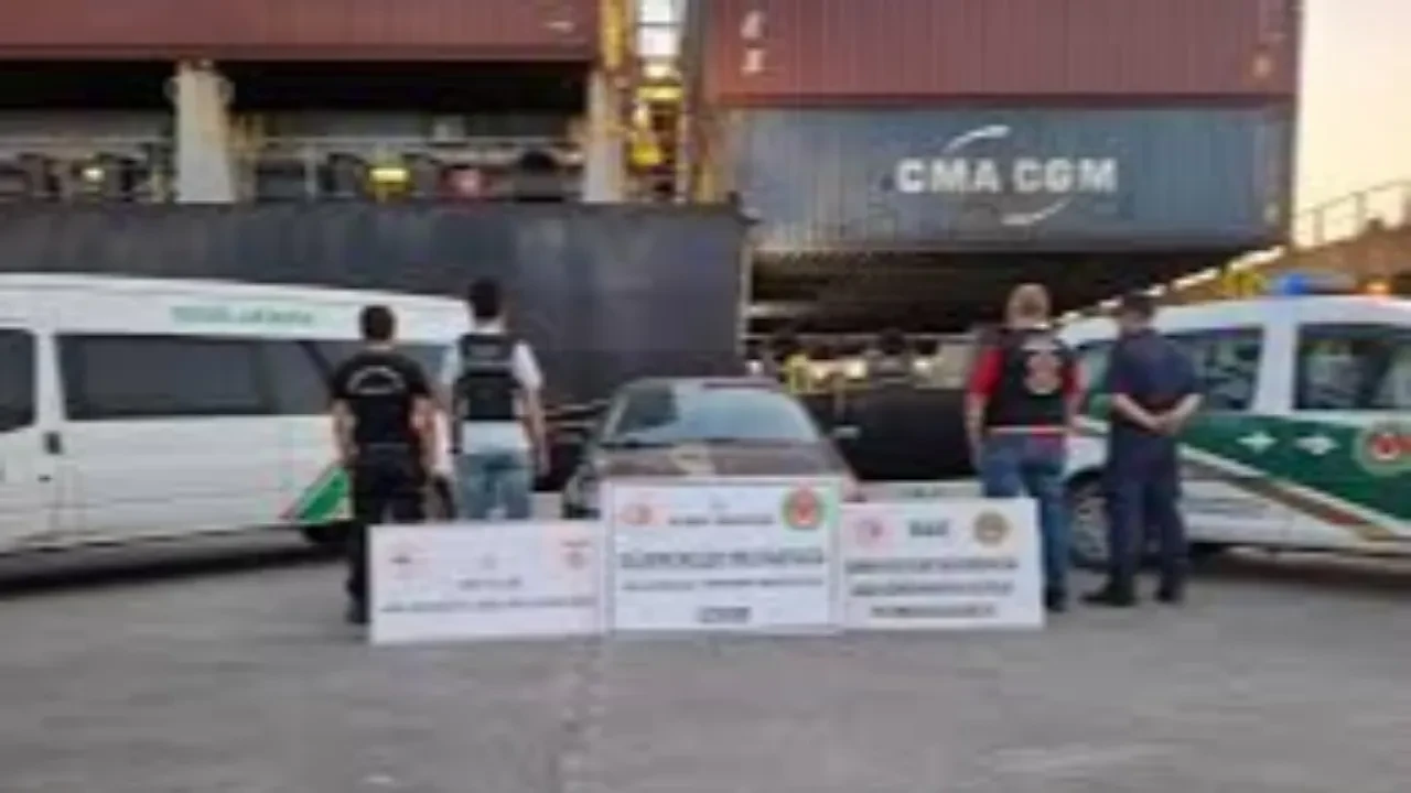 İzmir Aliağa’da gemiye baskın! 54 ton kaçak fuel-oil ele geçirildi