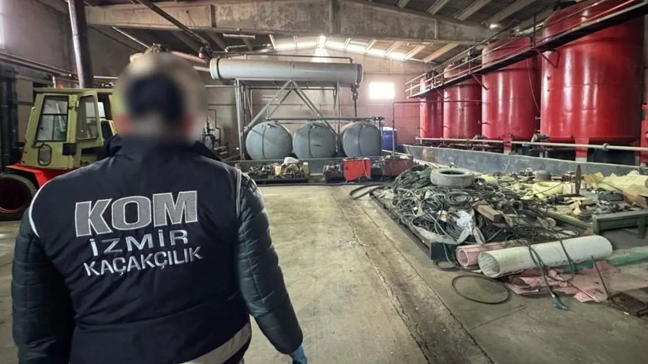 İzmir Aliağa’da gemiye baskın! 54 ton kaçak fuel-oil ele geçirildi