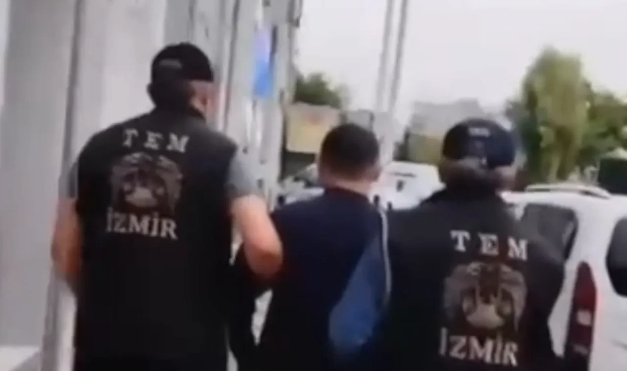 İzmir merkezli 5 ilde FETÖ'ye darbe: Çok sayıda şüpheli tutuklandı