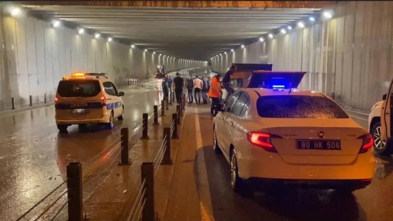 Osmaniye’de sağanak ve yıldırım şoku! Caddeler göle döndü