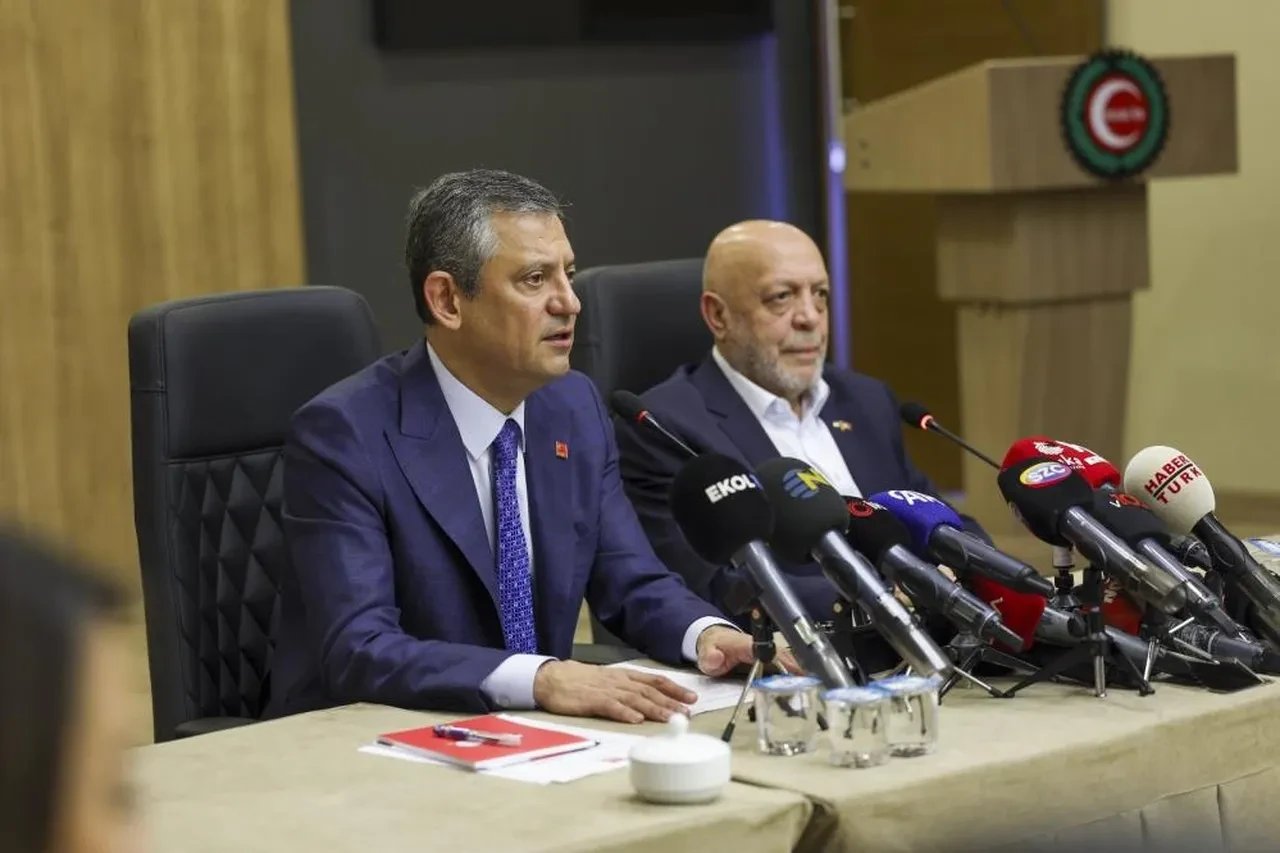 Özgür Özel'den asgari ücret için dikkat çeken uyarı: Ara zam yapılmazsa...