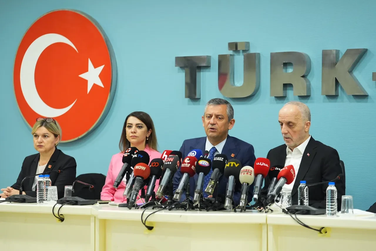 Özgür Özel'den asgari ücret için dikkat çeken uyarı: Ara zam yapılmazsa...