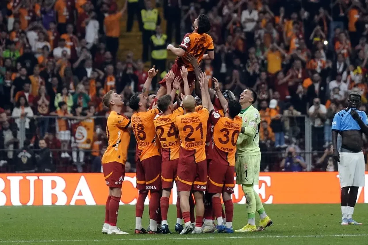 Şampiyon Galatasaray Başakşehir'i 2-0 yendi: Dikkat çeken Muslera ve Mertens detayı!