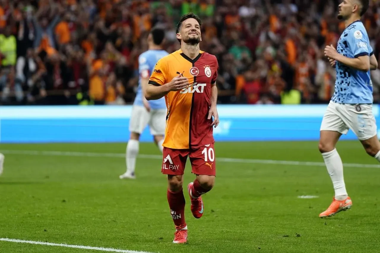 Şampiyon Galatasaray Başakşehir'i 2-0 yendi: Dikkat çeken Muslera ve Mertens detayı!