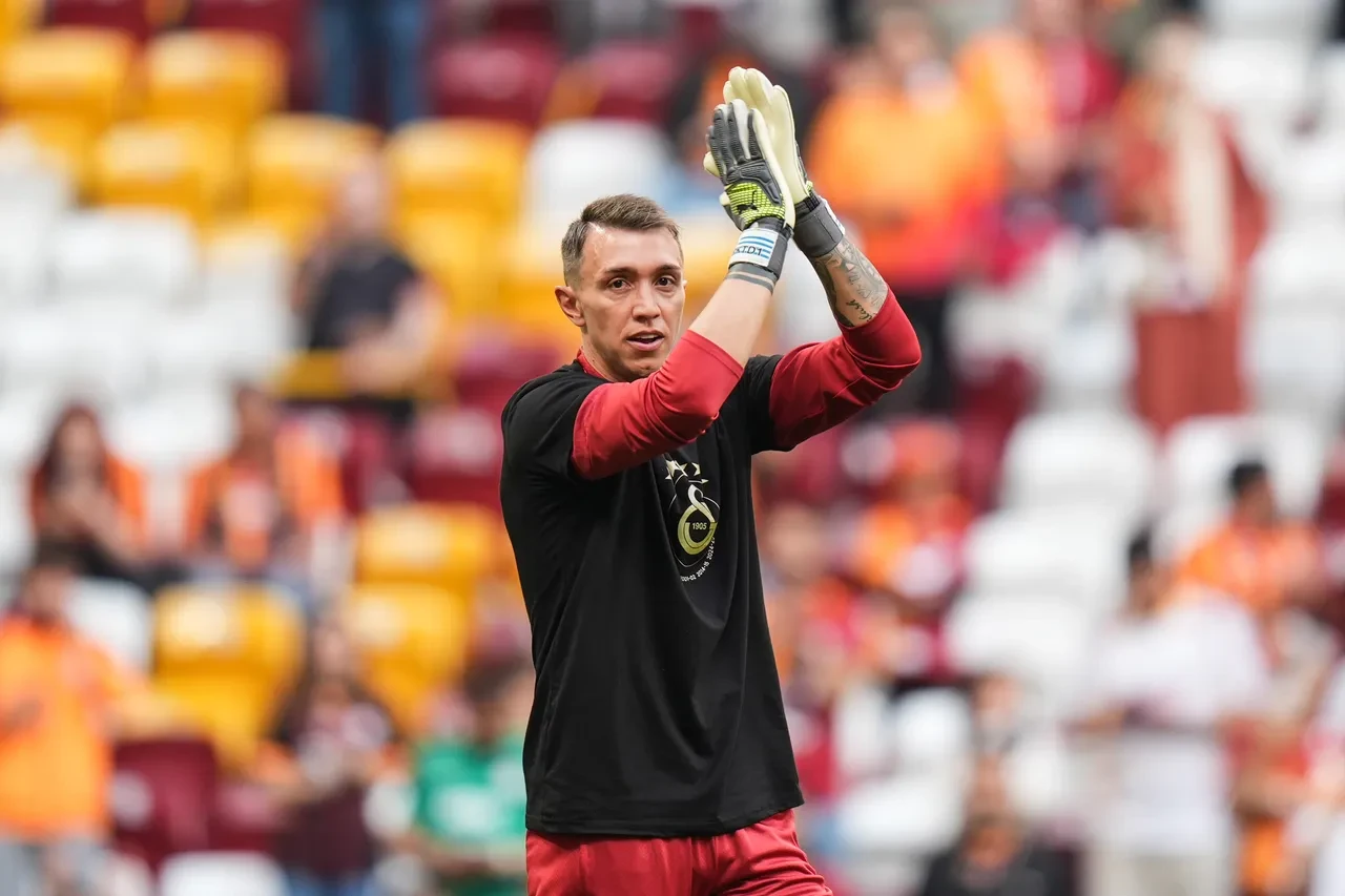 Şampiyon Galatasaray Başakşehir'i 2-0 yendi: Dikkat çeken Muslera ve Mertens detayı!