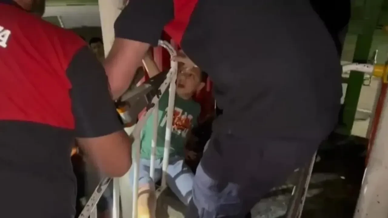 Şanlıurfa’da parkta ayağı sıkışan çocuk itfaiye tarafından kurtarıldı