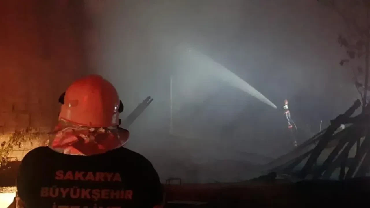 Taraklı’da geceyi alevler aydınlattı! Samanlık yangını eve sıçradı