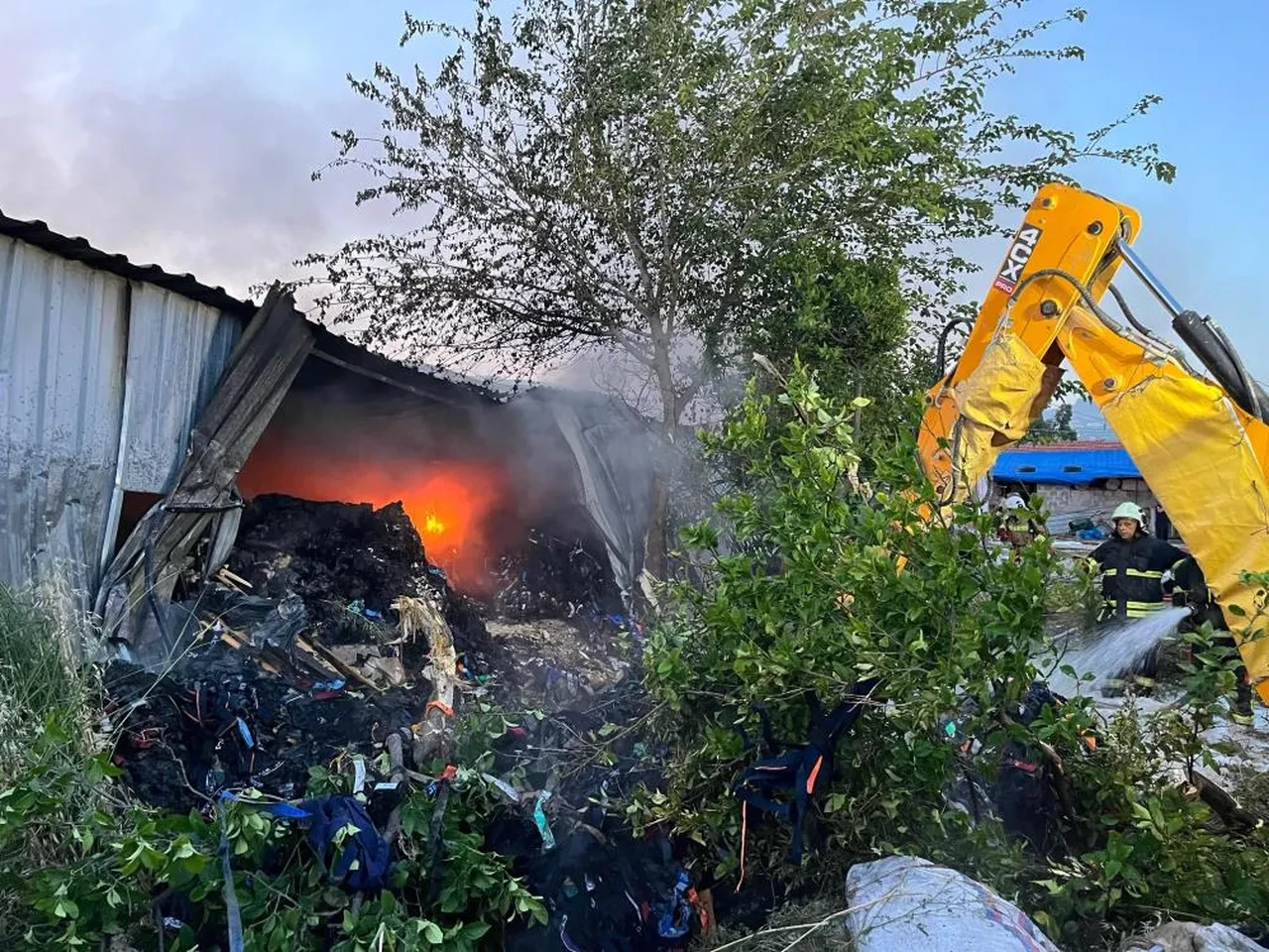 Tekstil fabrikası alev alev yandı: Faciadan dönüldü!