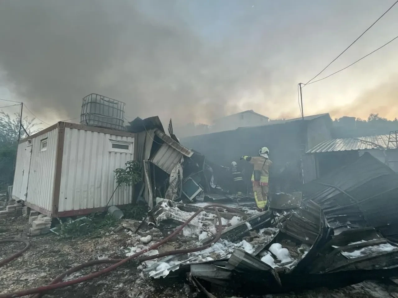 Tekstil fabrikası alev alev yandı: Faciadan dönüldü!