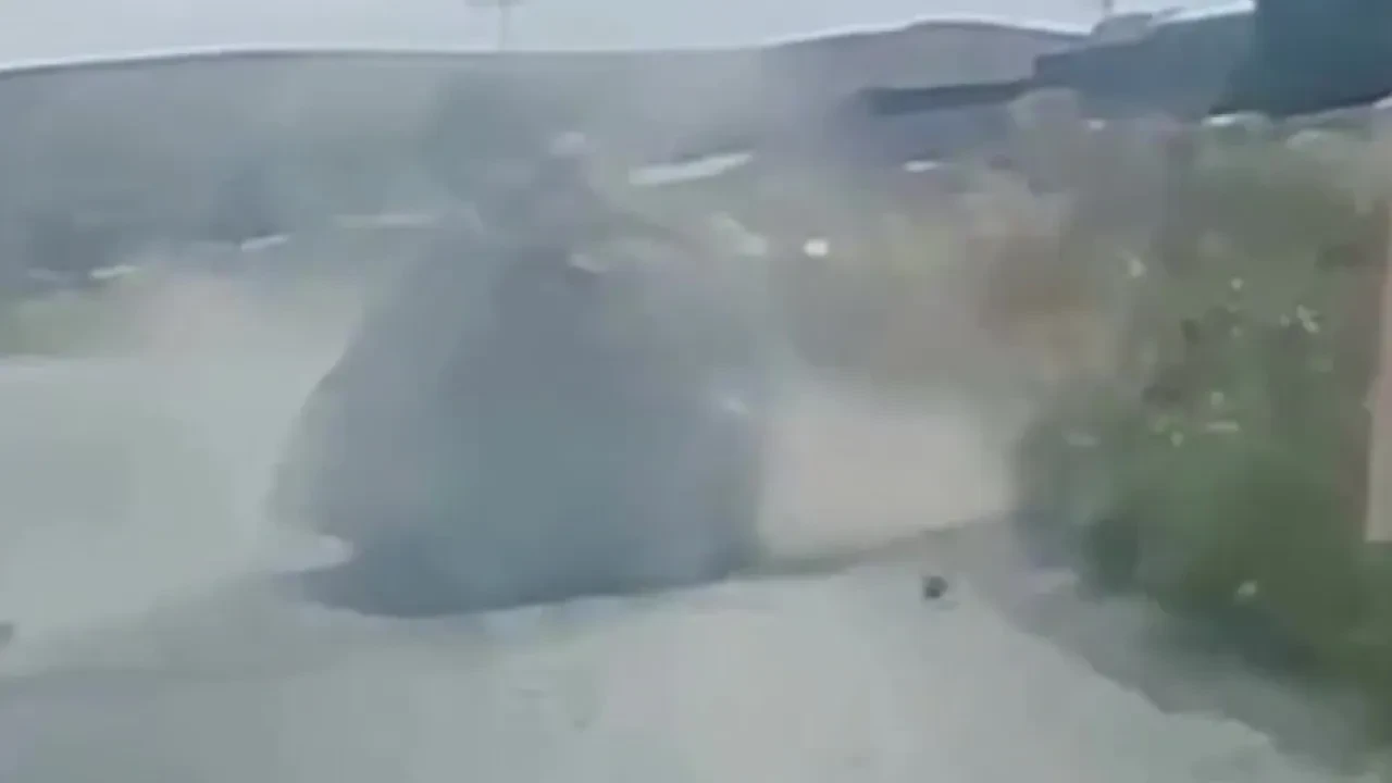 Tonlarca mermer yola düştü! Facia son anda önlendi