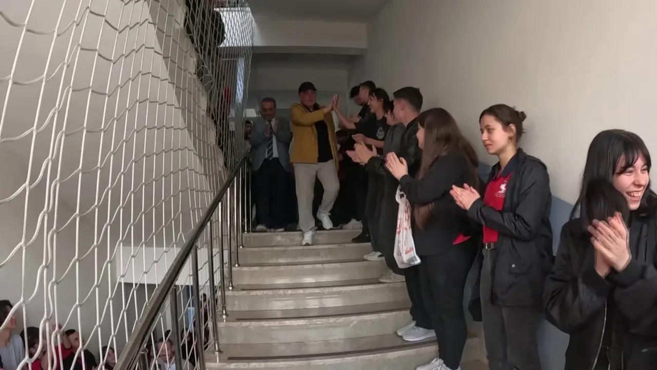 38 yıl çalıştığı okuldan alkışlarla uğurlandı! emekliye ayrılan öğretmene duygusal veda