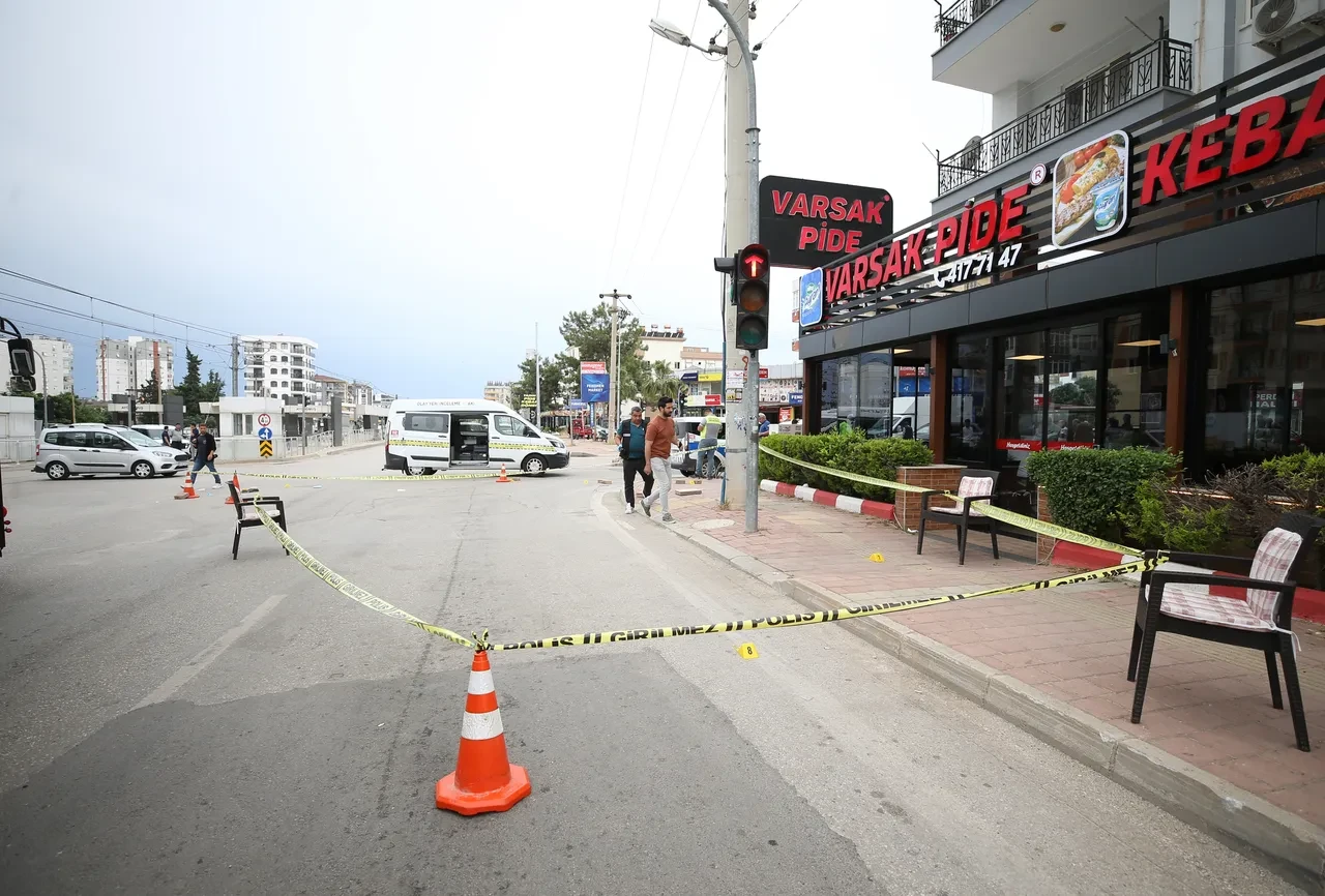 Antalya'da kanlı randevu! Silahlı, bıçaklı, sopalı kavga çıktı: Yaralılar var