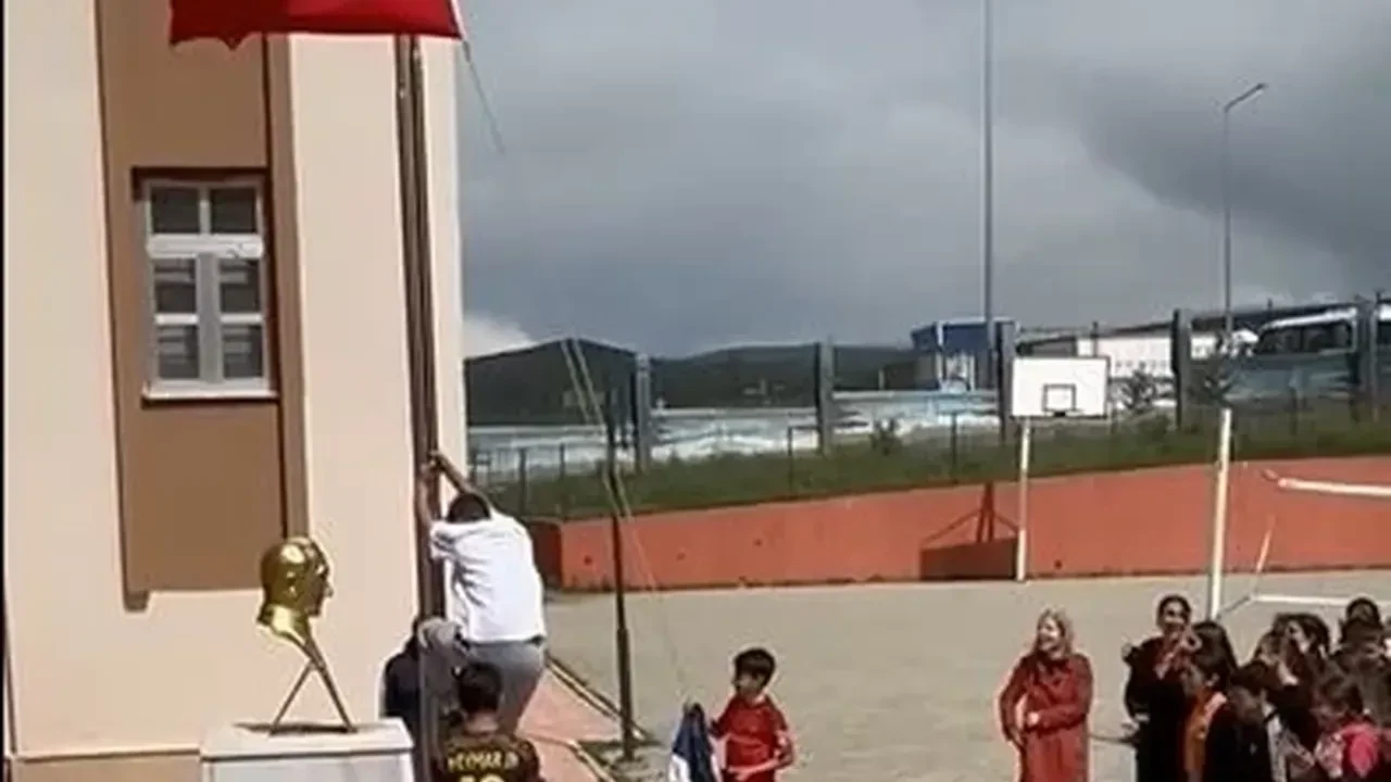 Ardahan’da öğretmenin bayrak sevgisi alkış topladı