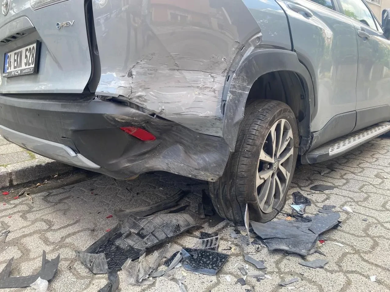 Ataşehir’de sokakta dehşet: Araçlara çarpa çarpa kaçtı, mahalle ayağa kalktı