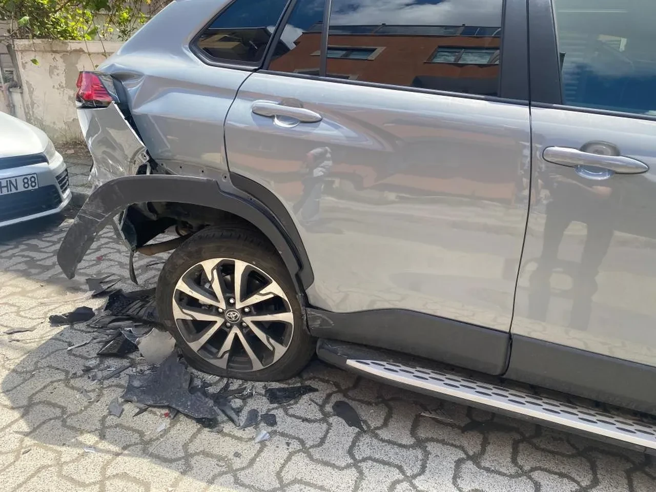 Ataşehir’de sokakta dehşet: Araçlara çarpa çarpa kaçtı, mahalle ayağa kalktı