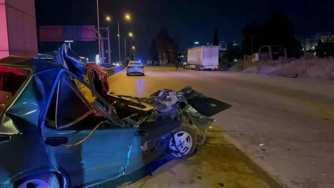Bursa’da tıra çarpan otomobil bariyerlere savruldu