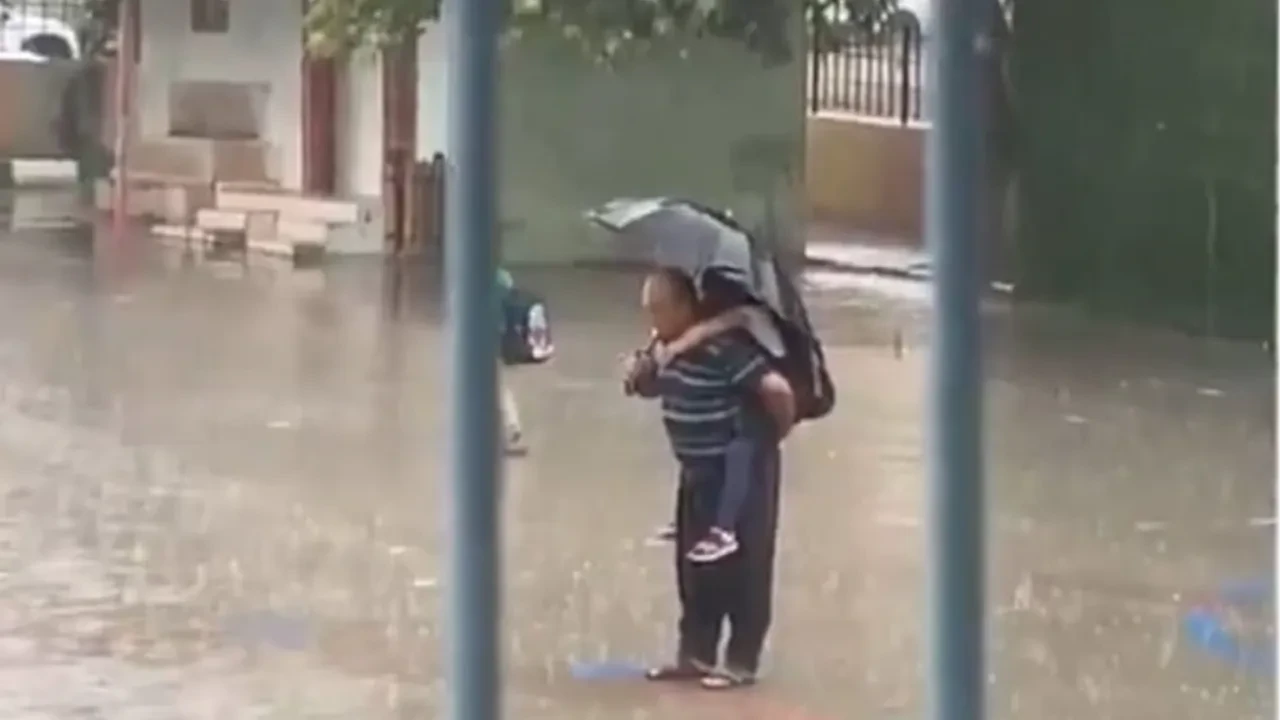 Dede-torunun yürekleri ısıtan İstiklal Marşı hassasiyeti! Yağmura aldırış etmediler