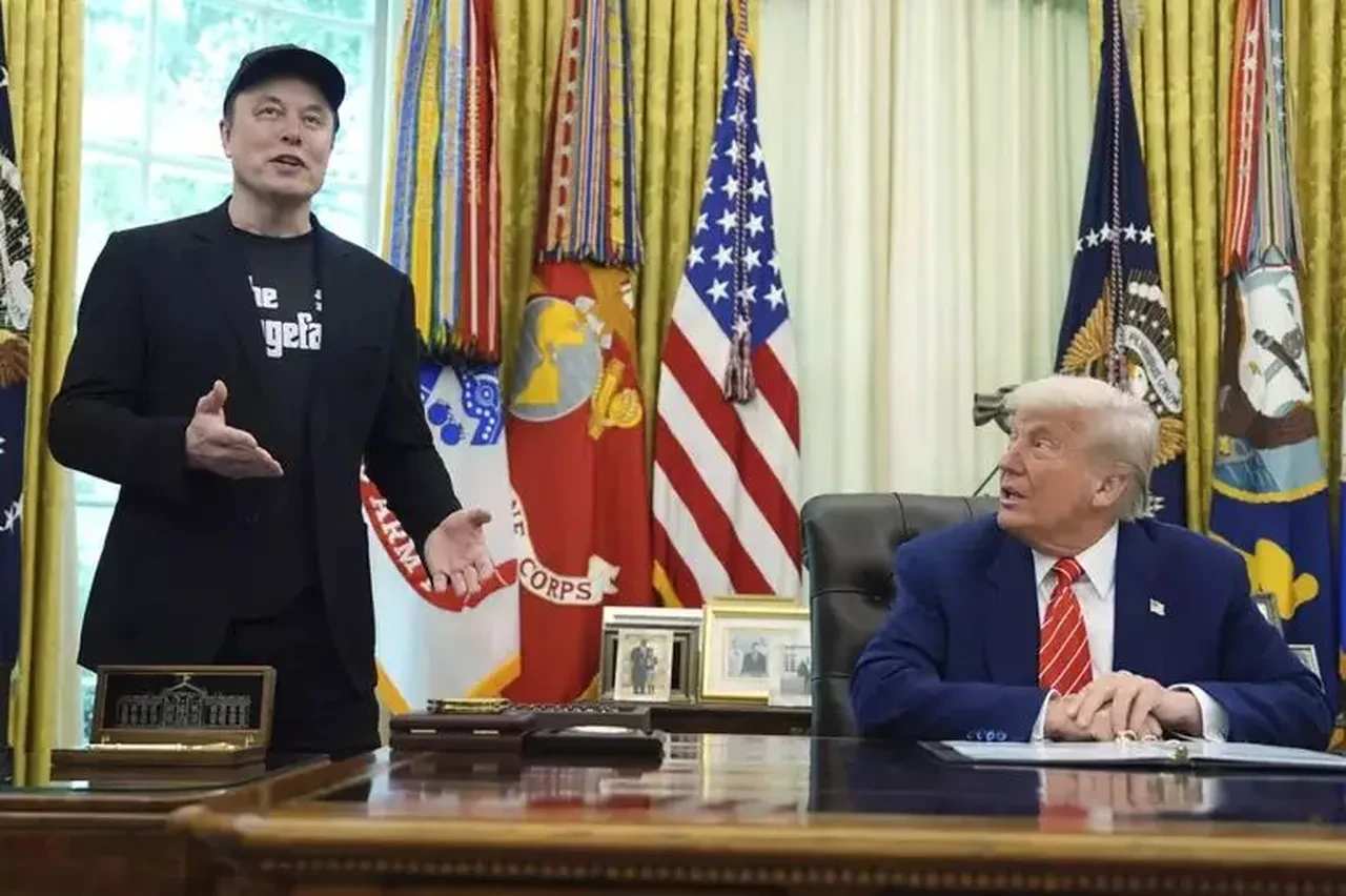 Elon Musk gözündeki morluğun sebebini açıkladı: Vur dedim, gerçekten vurdu...